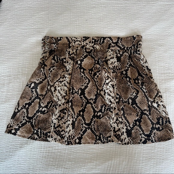 Misguided Snake Skin Print Mini Skirt - Picture 4 of 11